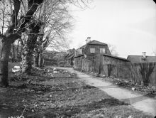 Trädgårdsgränd norrut från Bondegatan mot Kvastmakarbacken. Huset har adressen Kvastmakarbacken 3. I fonden anas Kvastmakargatan 8