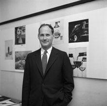 Mäster Samuelsgatan 44, Grafiska Institutet/Konstfacksskolan. Fotografen Irving Penn vid sin utställning om amerikansk reklam- och tidskriftsfotokonst
