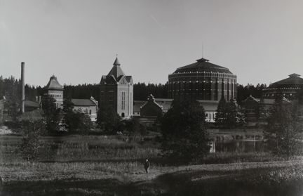 Svartvitt fotografi på gasklockor vid Värtagasverket