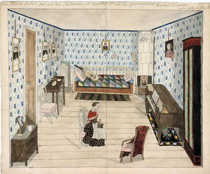 Kvinna sitter på vit stol mitt i rummet. Blåmönstrade tapeter, möbler längs väggarna.