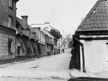 Bengt Ekehjelmsgatan österut från Timmermansgatan. T.v. Bengt Ekehjelmsgatan 10 - 2. T.h. Bengt Ekehjelmsgatan 7 och 5. I fonden ligger Nürnbergsbryggeriet vid Swedenborgsgatan 15