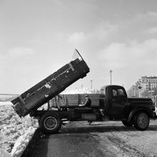 Lastbil tippar snö i Riddarfjärden vid Norr Mälarstrand