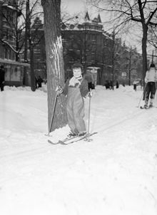 Skidåkning i stan. Porträtt av en ung skidåkare