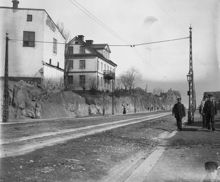 Mullvadsberget sprängdes ner och Hornsgatan fick här en rak sträckning 1891-1901. T.v. Brännkyrkagatan 137 och 135 mot Hornsgatan. Då kv. Mullvadsberget. Nuvarande Hornsgatan 140-134, kv. Plankan
