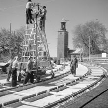 Viadukten under arbete vid Tegelbacken. Stadshuset i fonden