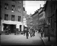 Österlånggatan norrut från Järntorget. Till höger vakt utanför Gamla Riksbanken