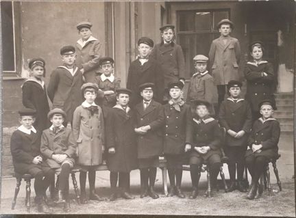 Svartvitt fotografi på pojkar uppställda för fotografering från Beskowska skolan 