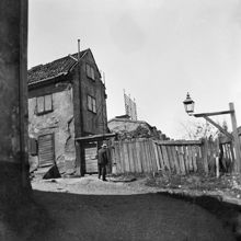 Parmmätargatan 23, vy västerut. En man står vid porten till gården. Motsvarar nu Kungsklippan 16, kv. Diamanten