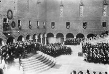 Blå Hallen i Stadshuset vid invigningen, Hantverkargatan 1. Bankdirektör K. A. Wallenberg talar