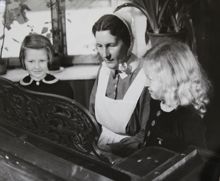 Kungsholms barnkrubba - flickor med personal 1938