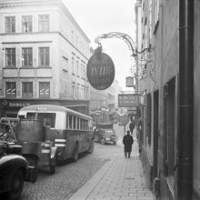 Buss i trafik på Mäster Samuelsgatsbacken vid korsningen med Regeringsgatan