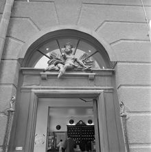 Drottninggatan 19. Apoteket Morianens portal.