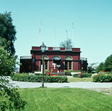 Teater i Borgen på Gärdet. Exteriörbild med planteringar vid husets framsida