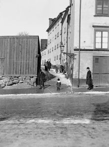 Kvarnbacksgränd norrut från Brännkyrkagatan 112. Gränden ledde genom kv. Sparren till Brännkyrkagatan 114 vid Lundagatan i norr