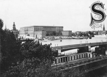 I bakgrunden ligger Stockholms slott, framför bron över till Skeppsholmen ligger Fruntimmersbadet med sin bassäng och omklädningshytter. 