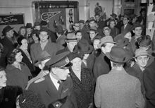 Kungsgatan 16-18, biografen Rigoletto, foajén. Folkträngsel under premiären av Chaplins film ""Rampljus"" (Limelight)