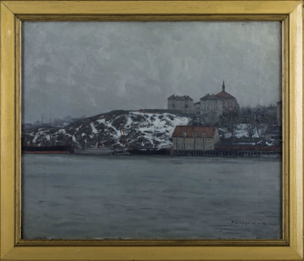 Erstaberget med snöfläckar, Ersta kyrka på höjden och varvsområdet i förgrunden
