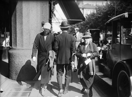 Människor på trottoaren utanför entrén till varuhuset Nordiska Kompaniet, NK, vid Hamngatan 18-20.