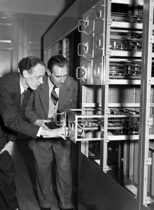 Sveriges första elektroniska matematikmaskin av siffertyp. Civilingenjör E. Stemme t.v. och byrådirektör S. Comét vid en sektion av BESK:s s.k. Williamsminne