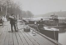 Motorbåt vid Djurgårdshamnen 