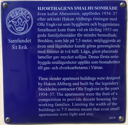 Blå emaljerad skylt med vit text