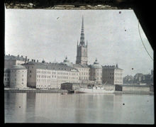 Norra Riddarholmshamnen sedd från Stadshusträdgården. I fonden Riddarholmskyrkan