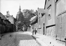 Fjällgatan västerut med Katarina kyrka i fonden. Nuv. Mäster Mikaels Gata, tidigare Katarina Östra Kyrkogata. Dåv. kv. Mäster Mikael och Mäster Mikael Större, nuv. kv. Mäster Mikael och kv. Klinten.