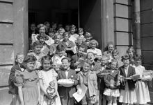 Nicolai Skola. Skolavslutning. Skolbarn i trappan till porten