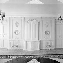Skeppsbron 40, 2 tr. Inredningen kommer från K.S.A.K.S. 1962 rivna fastighet på Malmskillnadsgatan. (Kungliga svenska Aeroklubben)