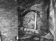 Foto på murad tegelvägg med valv vid arkeologisk undersökning i Storkyrkobrinken