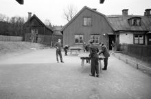 Fatbursgatan 36, gården. En grupp pojkar spelar bordtennis