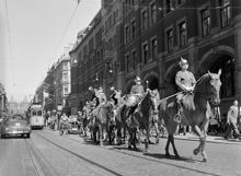Kungliga Livgardesskvadronens (K1) musikkår till häst blåser in Nationaldagen. De rider söder ut på Vasagatan.