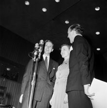 Karlaplan 4. Interiör från Radiotjänst, Karlaplansstudion. Radioprogrammet Karusellen spelas in. Fr. v. ingenjör Gunnar och Elsbeth Telhage samt programledaren Lennart Hyland