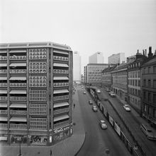 Mäster Samuelsgatan sedd mot Malmskillnadsgatan från Regeringsgatan. I fonden tre av de fem Hötorgshusen