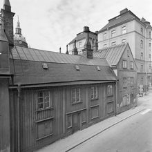 Nytorgsgatan 8. Katarina kyrkas torn och Högbergsgatan 11 i fonden