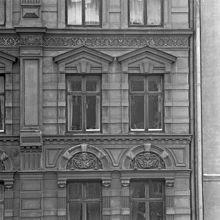 Del av fasad till Nybrogatan 74