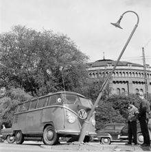 Torsgatan utanför Sabbatsbergs gasklocka. En Volkswagenbuss har krockat mot en lyktstolpe