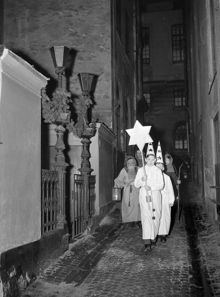 Gamla Stan. Stjärngossar vägleder de tre vise männen fram till Stortorget, under Trettondagsspel