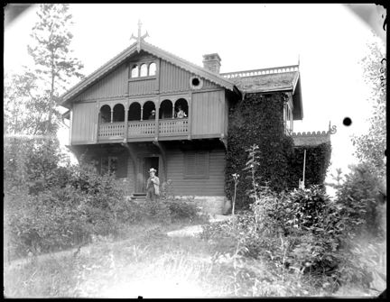 Svartvitt foto på trävilla i nationalromantisk stil