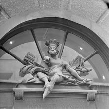 Drottninggatan 19. Apoteket Morianens portal, detalj av utsmyckning.