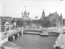 Stockholmsutställningen 1897, från Strandvägen. Nordiska museet i fonden