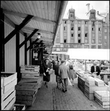 Hötorget vid provisoriska Hötorgshallen. PUB:s varuhus i fonden