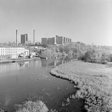 Årsta Holmar, utsikt från järnvägsbron mot nordost. F.d. Tanto Sockerbruk och Södersjukhuset i fonden