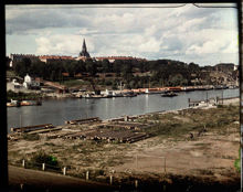 Vy norrut från Hammarbysidan över Hammarbyleden mot Södermalm. I fonden Sofia Kyrka