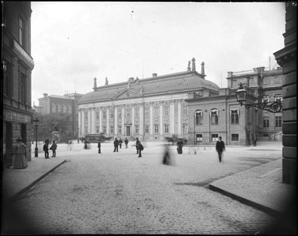 Riddarhuset i bakgrunden. Människor rör sig över torget.