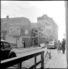 Hamngatan 32. Österut från nr 34. Annonser på brandmuren