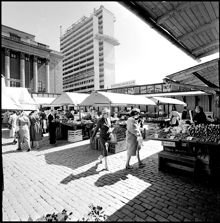 Hötorget vid provisoriska Hötorgshallen. Konserthuset och första höghuset i fonden