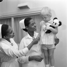 Karolinska sjukhuset, barnkliniken. Två etiopiska sjuksköterskor som gör sin utbildning i Sverige med ett barn