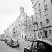 Grev Magnigatan 4 t.h. mot hörnet av Grev Magnigatan 6 och Riddargatan 41