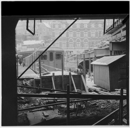 Ny tunnelbanestation är under byggnad vid Slussen. I fonden Sjömanshemmet.